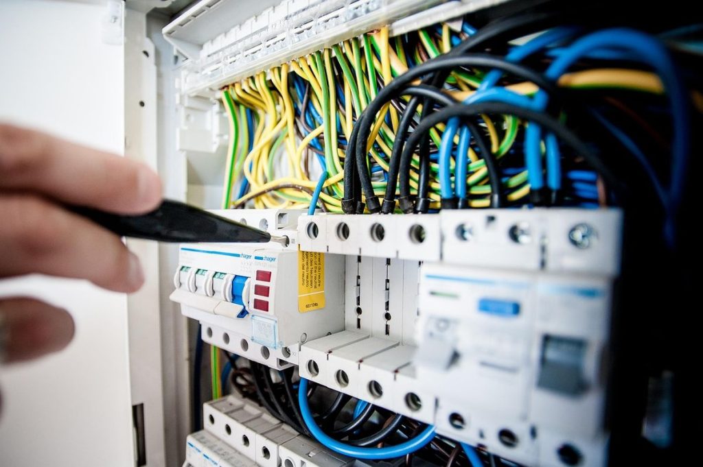 câblage électrique dans un tableau