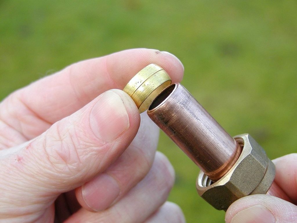 main raccordant un tube cuivre avec bague et écrou laiton (remplace un doublon exact de rub-installation.jpg)